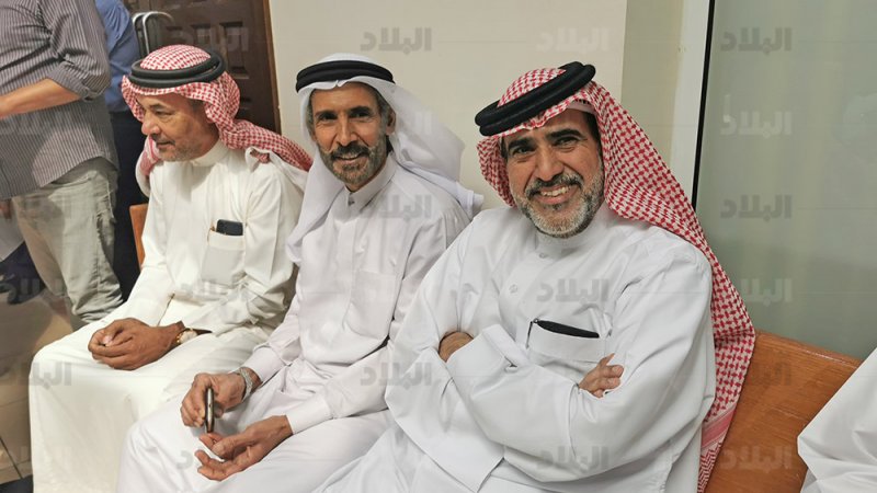 ماذا يفعل بوعنق في قاعة المحاكم مؤازرة للنواب أم؟؟