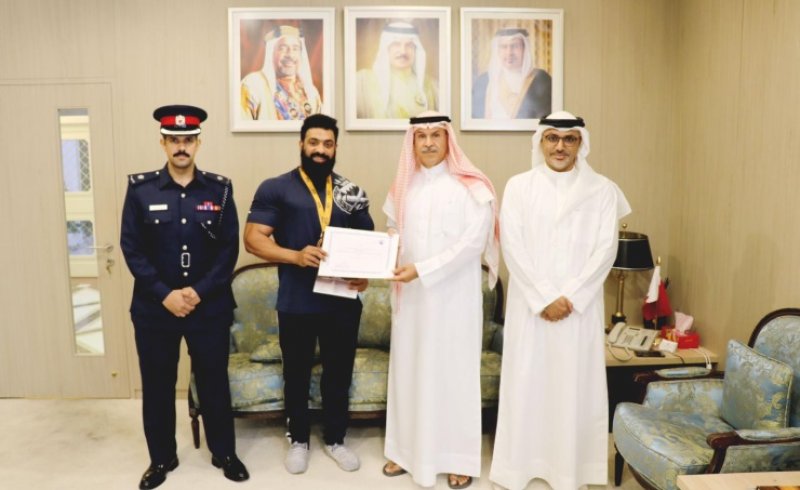 الشيخ هشام بن عبدالرحمن يكرم محمد الماجد