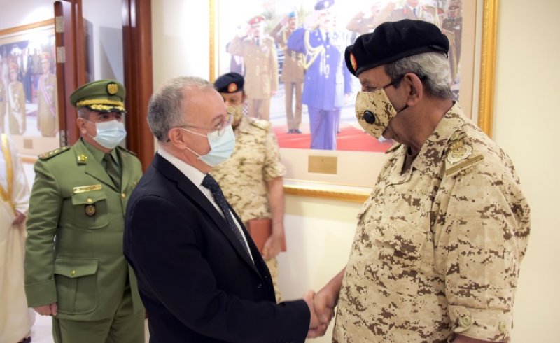 القائد العام لقوة دفاع البحرين يستقبل سفير الجزائر والملحق العسكري الجزائري الجديد