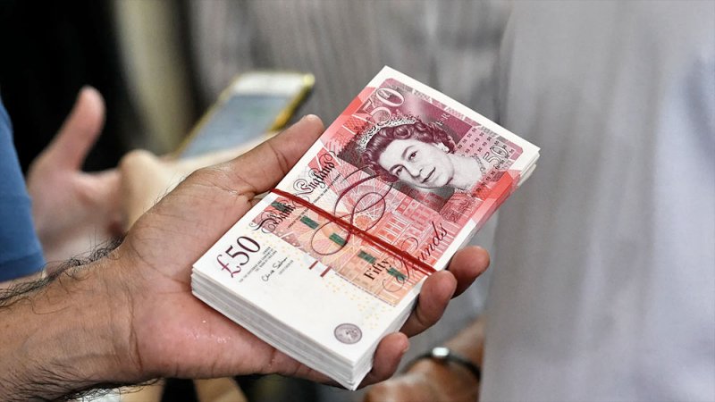 الإسترليني يتراجع تحت وطأة التضخم الأعلى منذ 40 عاما