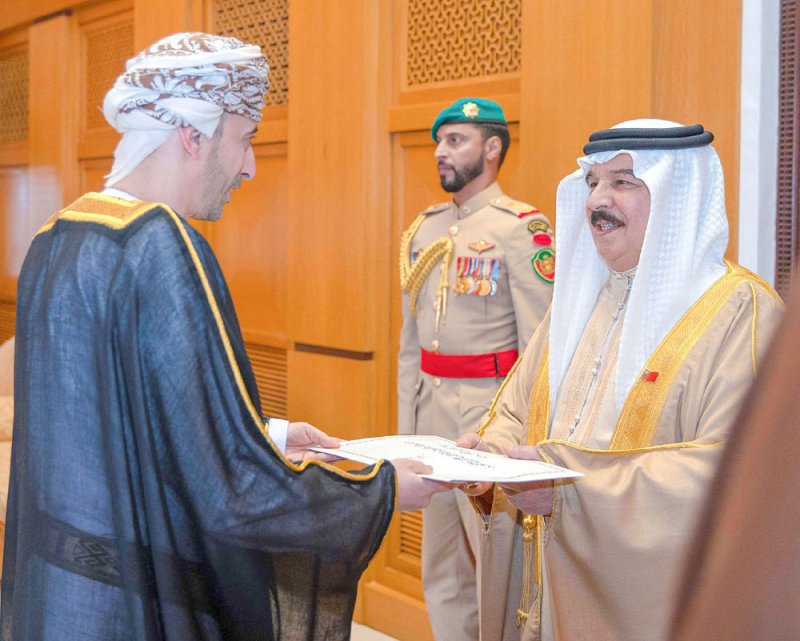 جلالة الملك المعظم يتسلم أوراق اعتماد خمسة سفراء جدد لدى مملكة البحرين