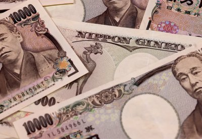 الين الياباني يتراجع لأدنى مستوى منذ 32 عاما أمام الدولار