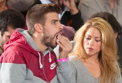 إجبار بيكيه على ارتداء "قميص شاكيرا" أمام الملايين