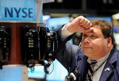 وول ستريت تغلق على انخفاض بسبب مخاوف رفع الفائدة