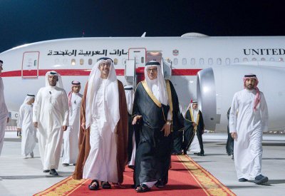 وزير الخارجية والتعاون الدولي في دولة الإمارات العربية المتحدة يصل البحرين في زيارة رسمية