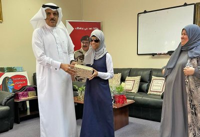 النعيمي يكرّم طالبة كفيفة بثانوية سترة للبنات.. لهذا السبب