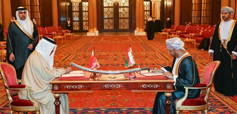 وزير الداخلية: تعزيز التعاون بين مملكة البحرين وسلطنة عُمان في عدة مجالات ورفع كفاءة الأجهزة الأمنية بين البلدين