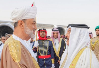 جلالة الملك المعظم في مقدمة مستقبلي سلطان عمان لدى وصوله البلاد
