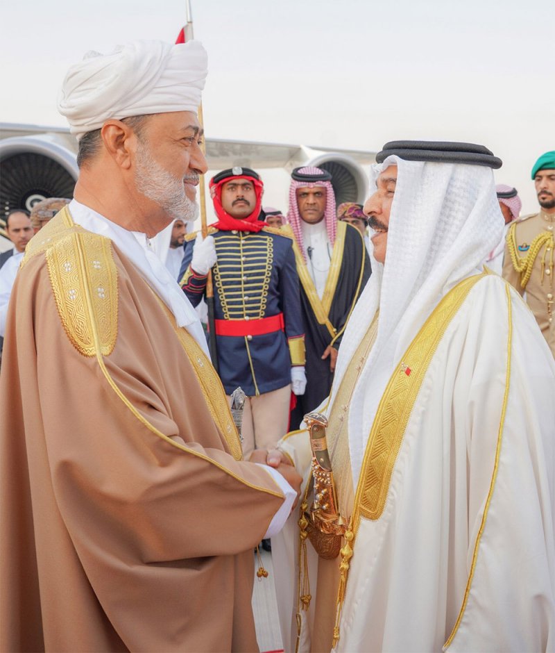 جلالة الملك المعظم في مقدمة مستقبلي سلطان عمان لدى وصوله البلاد