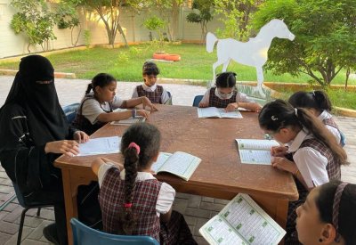 مشروع "بالقرآن نحيا" للطالبات في حديقة المدرسة