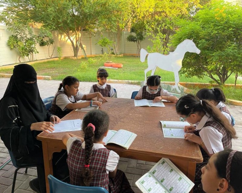 مشروع "بالقرآن نحيا" للطالبات في حديقة المدرسة