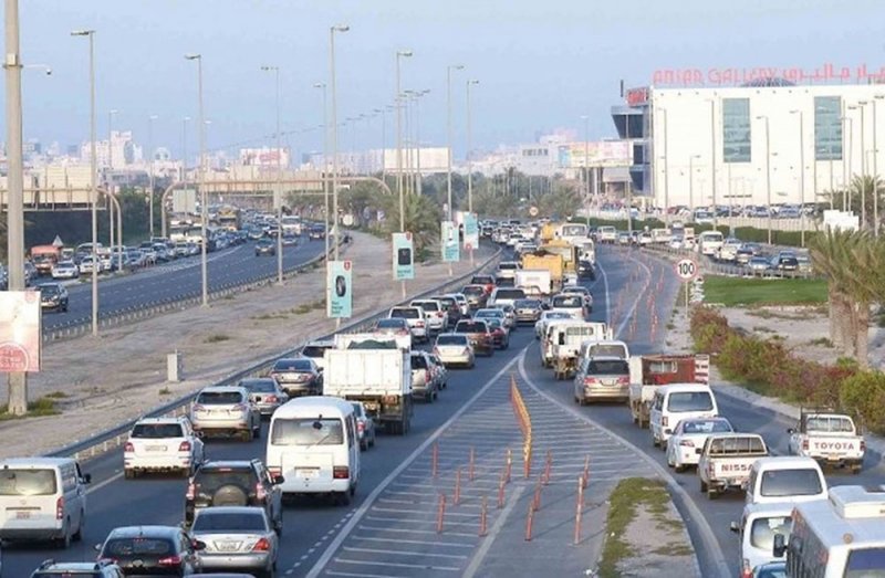 تدهور مركبة على شارع الشيخ عيسى بن سلمان