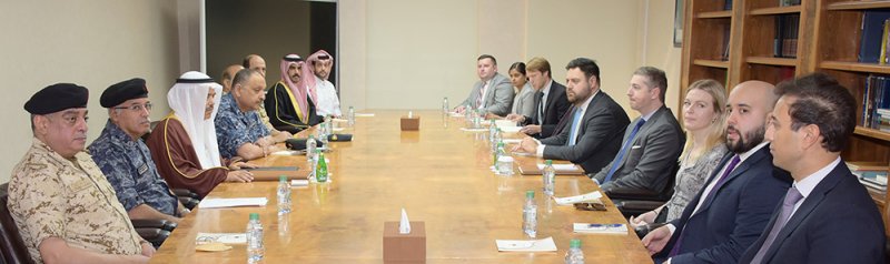 وزير شؤون الدفاع يستقبل وفدا من موظفي مجلسي النواب والشيوخ الأمريكي