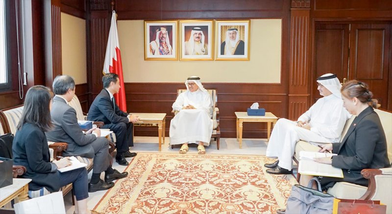 سعادة وزير الخارجية يستقبل القنصل الفخري لمملكة البحرين في هونغ كونغ
