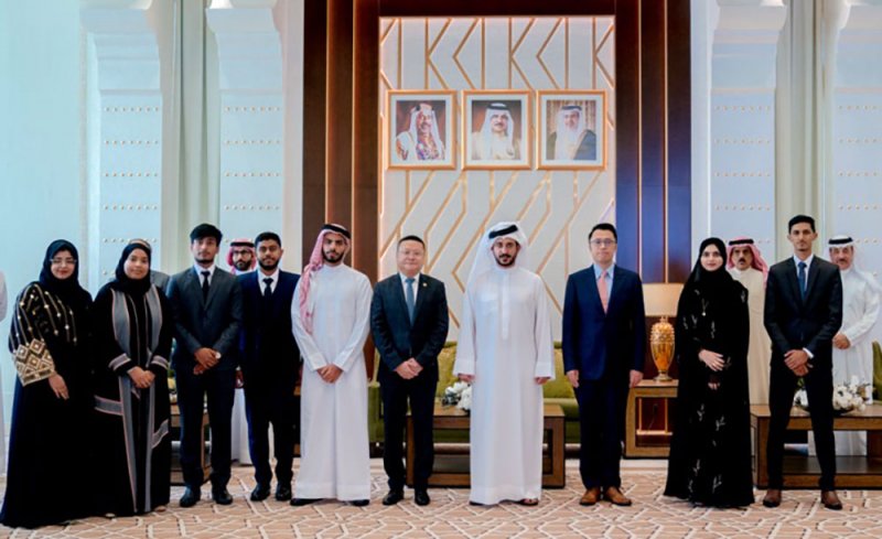 خالد بن حمد يرعى حفل تكريم الخريجين من برنامج هواوي سيدز (huawei seeds)