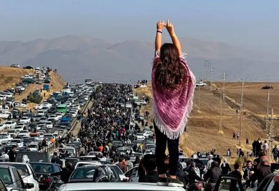 امرأة حرية حياة.. صورة تلخص غضب الشباب في إيران "سئمنا"