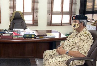 القائد العام لقوة دفاع البحرين يتفقد إحدى وحدات قوة دفاع البحرين