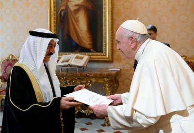سفير البحرين لدى فرنسا يقدم أوراق اعتماده سفيرًا مفوّضًا فوق العادة لدى دولة الفاتيكان