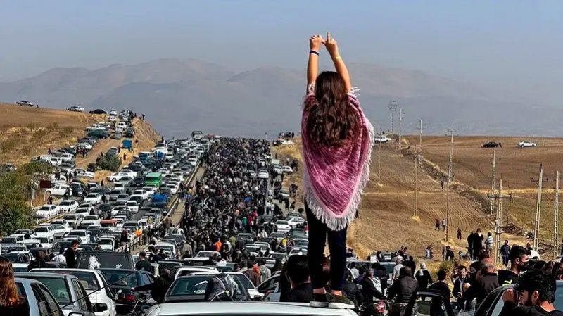 امرأة حرية حياة.. صورة تلخص غضب الشباب في إيران "سئمنا"