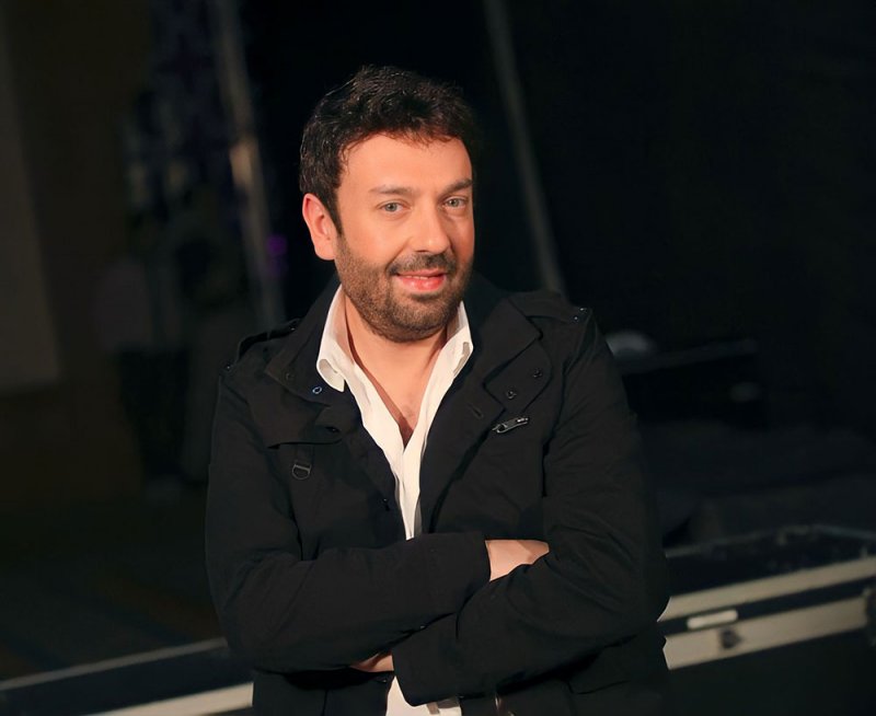 محمد ضياء يعود للغناء من جديد بكليب «ف عنيكي»