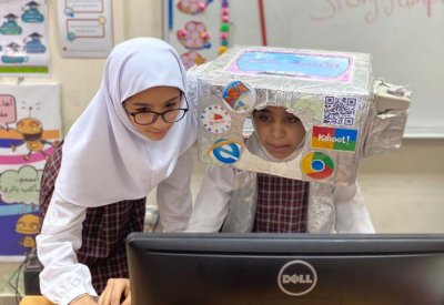 طالبة ابتدائي تدرب 500 زميلة لها على الإنتاج الرقمي 