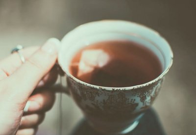 خبراء يكشفون أفضل شاي للتخلص من دهون البطن