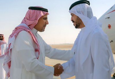 خالد بن سلطان في مقدمة مستقبلي خالد بن حمد