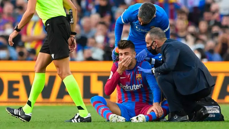 هاجمته بسبب ميسي.. جماهير برشلونة غاضبة من بيكيه