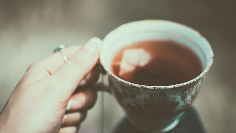 خبراء يكشفون أفضل شاي للتخلص من دهون البطن