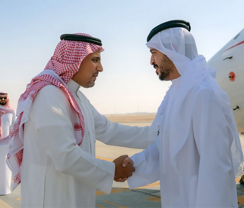 خالد بن سلطان في مقدمة مستقبلي خالد بن حمد