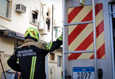 بالصور: وفاة شخص وانقاذ آخرين بعد حريق منزل في مدينة عيسى