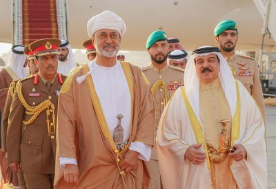 الملك المعظم يمنح "القلادة" لسلطان عمان