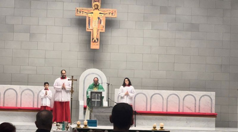 الأب شربل لـ"البلاد": دائماً مانكلف المصلين بنقل السلام للعالم