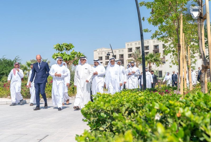 بالصور: سمو ولي العهد رئيس مجلس الوزراء يزور مشروع منتجع جميرا خليج البحرين