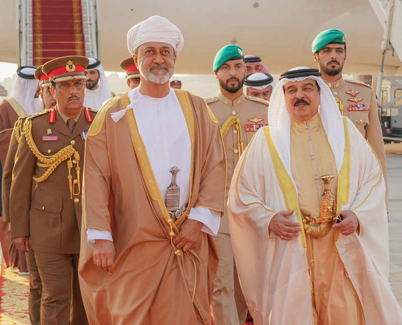 الملك المعظم يمنح "القلادة" لسلطان عمان