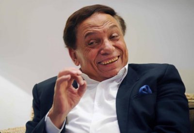 أشرف زكي: عادل إمام حي يرزق