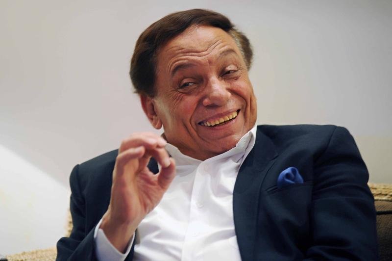 أشرف زكي: عادل إمام حي يرزق