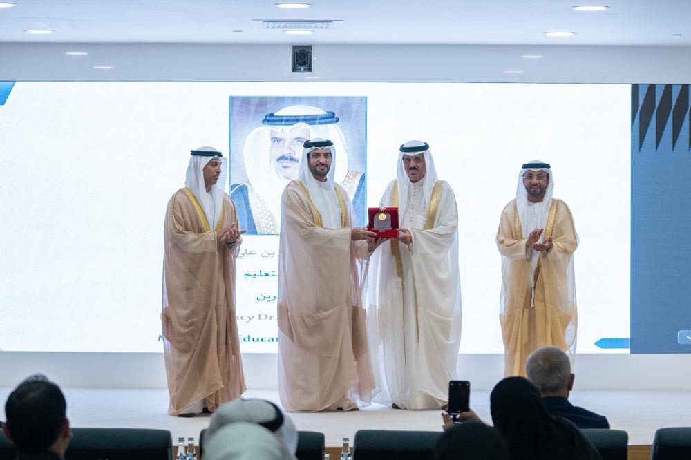 سعادة وزير التربية والتعليم يهدي سمو الشيخ سلطان بن أحمد بن سلطان القاسمي نائب حاكم الشارقة درع مدرسة الهداية التذكاري