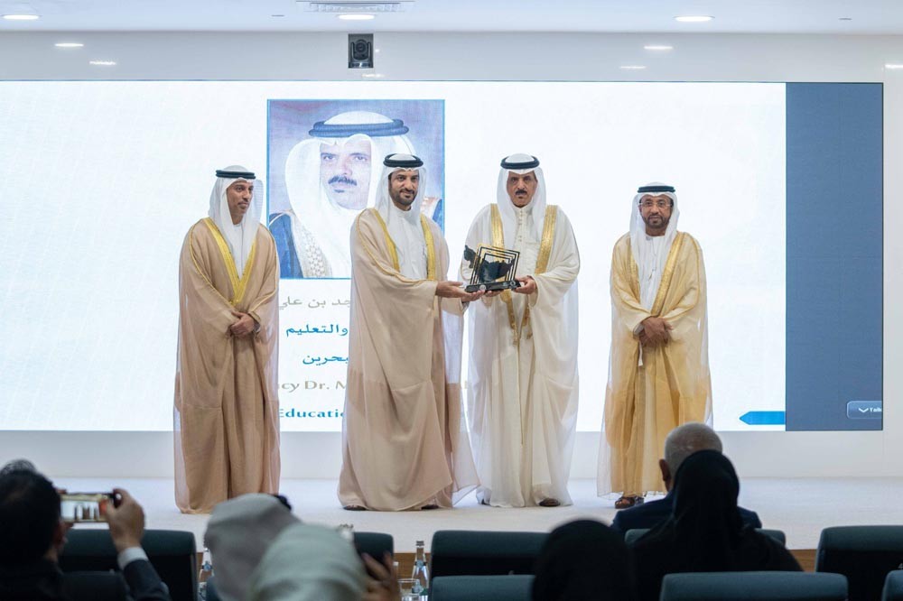 سمو الشيخ سلطان بن أحمد بن سلطان القاسمي نائب حاكم الشارقة يكرم سعادة الدكتور ماجد بن علي النعيمي وزير التربية والتعليم