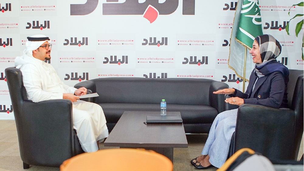 الزميل حسن عبدالنبي محاورا أبوالحسن