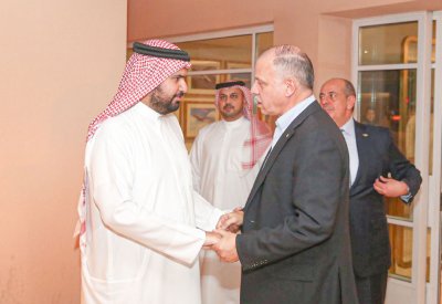 سمو الشيخ عيسى بن علي في مقدمة مودعي الأمير فيصل بن الحسين والمسلم