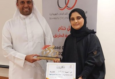 رئيس "اتحاد الدراجات" يكرم الزميلة منال الشيخ