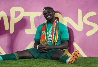 ماني.. مزارع لعب بـ "الفاكهة" وقاد بلاده لكأس العالم