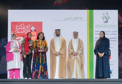 القاسمي يكرّم الفائزين بجوائز معرض الشارقة الدولي للكتاب