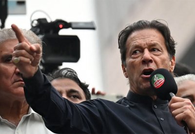 بالفيديو: إصابة عمران خان في محاولة اغتيال وسط حشود من أنصاره