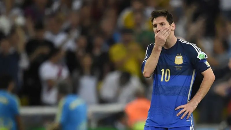ميسي يكشف عن معاناته النفسية بعد خسارة نهائي كأس العالم