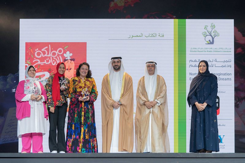 القاسمي يكرّم الفائزين بجوائز معرض الشارقة الدولي للكتاب