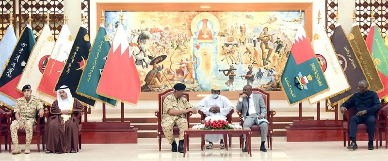 القائد العام لقوة دفاع البحرين يستقبل وزير الدفاع الوطني وإعادة إعمار الجيش بجمهورية إفريقيا الوسطى‎‎