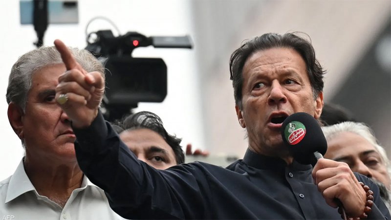 بالفيديو: إصابة عمران خان في محاولة اغتيال وسط حشود من أنصاره