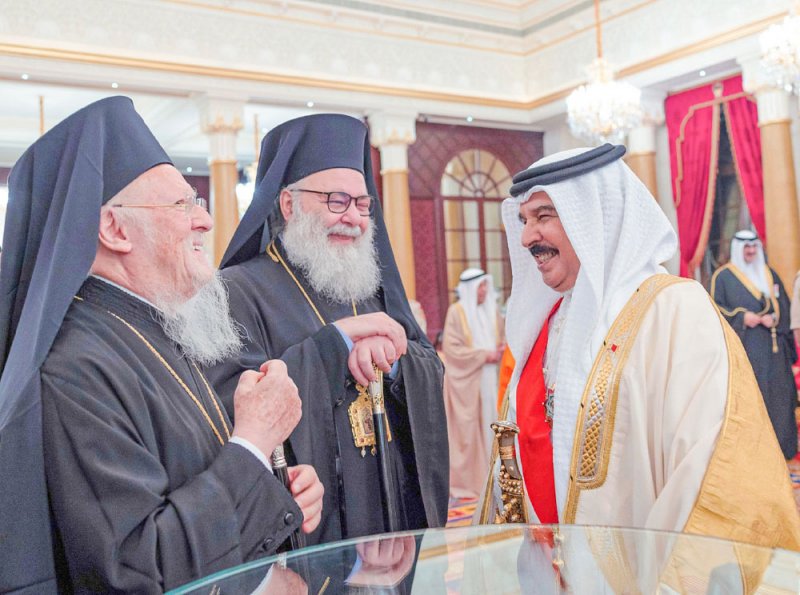 جلالة الملك المعظم يستقبل كبار المدعوين المشاركين في ملتقى البحرين للحوار